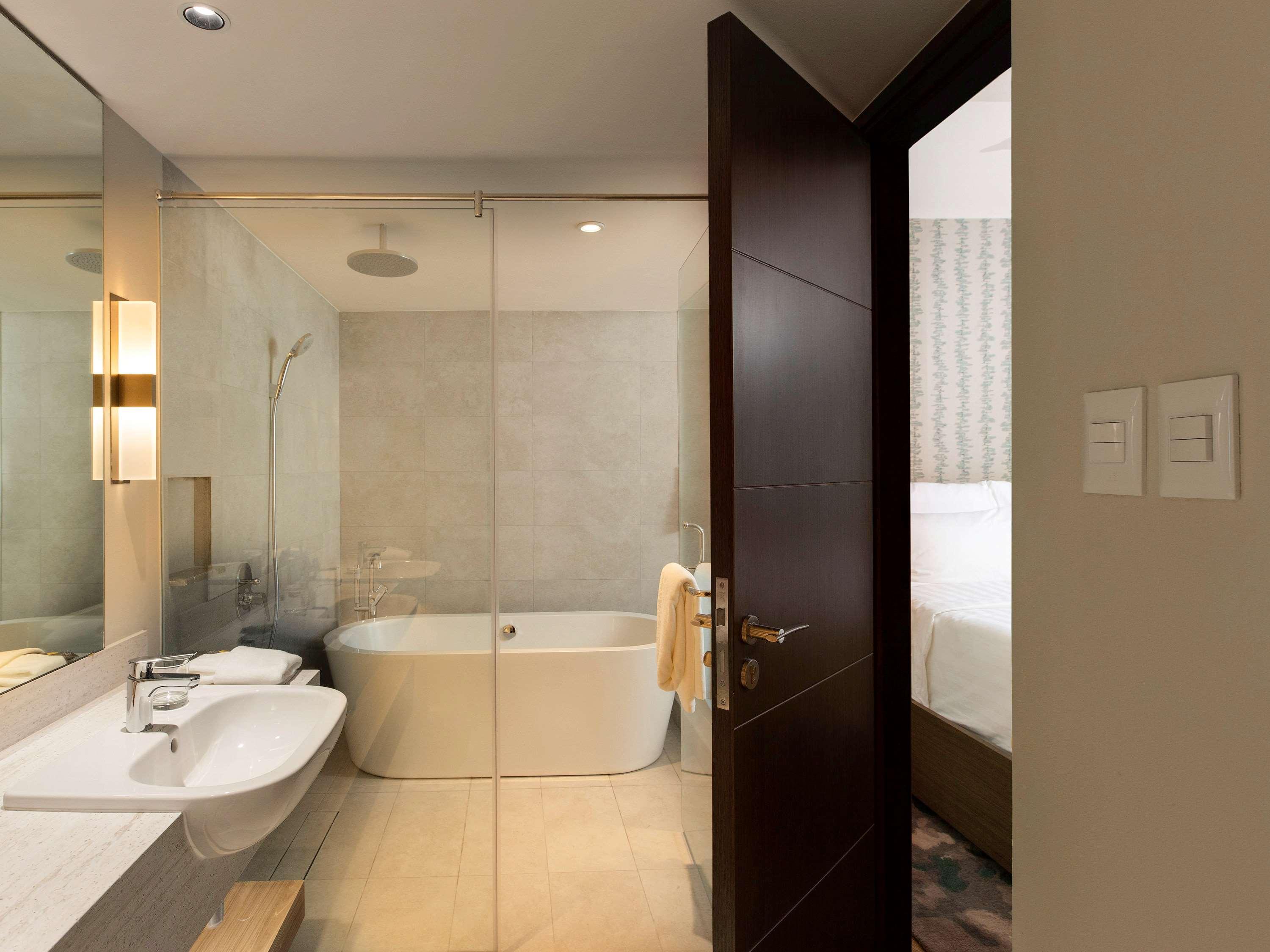 Novotel Suites Manila At Acqua Mandaluyong Exteriör bild