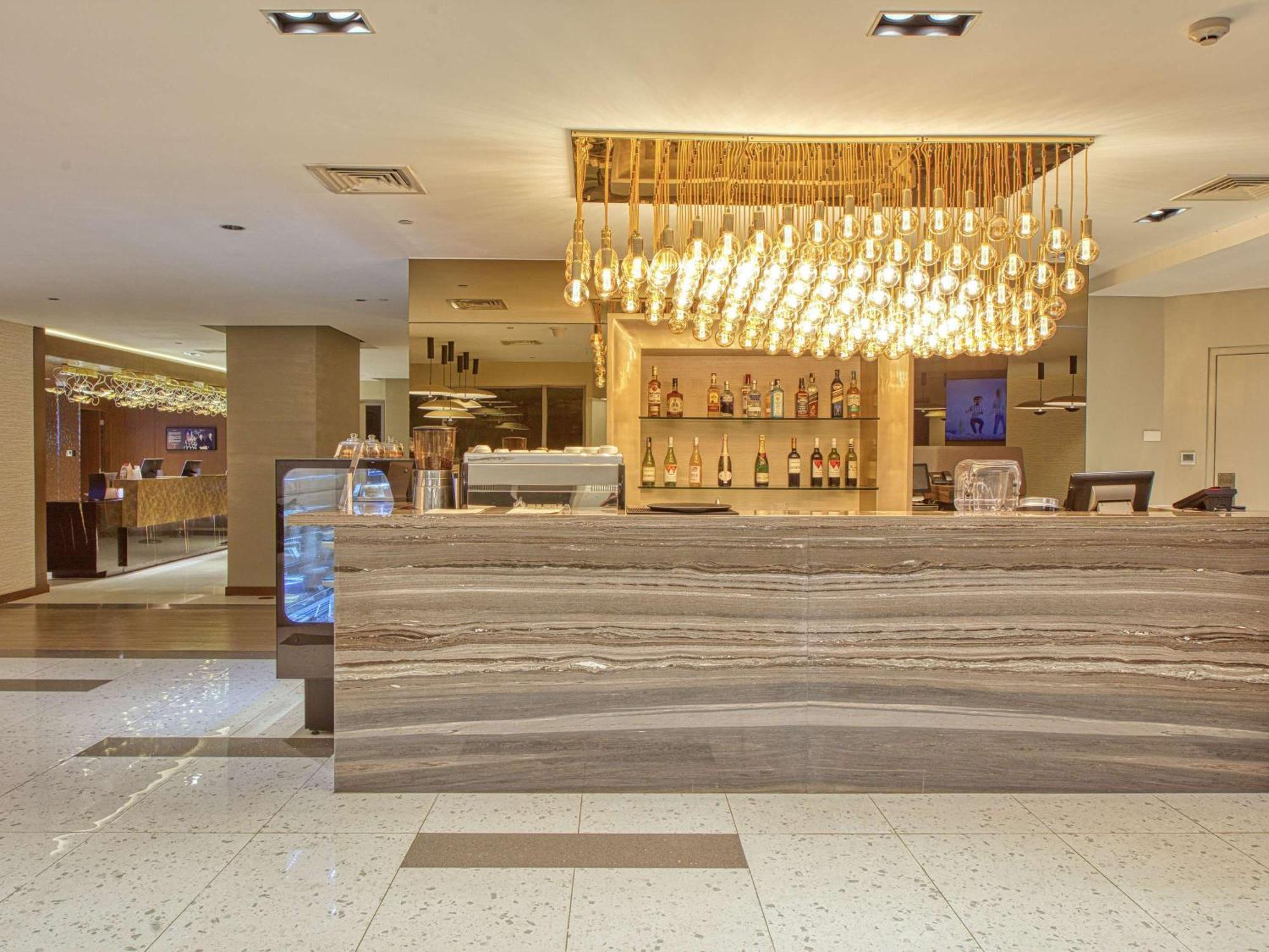 Novotel Suites Manila At Acqua Mandaluyong Exteriör bild