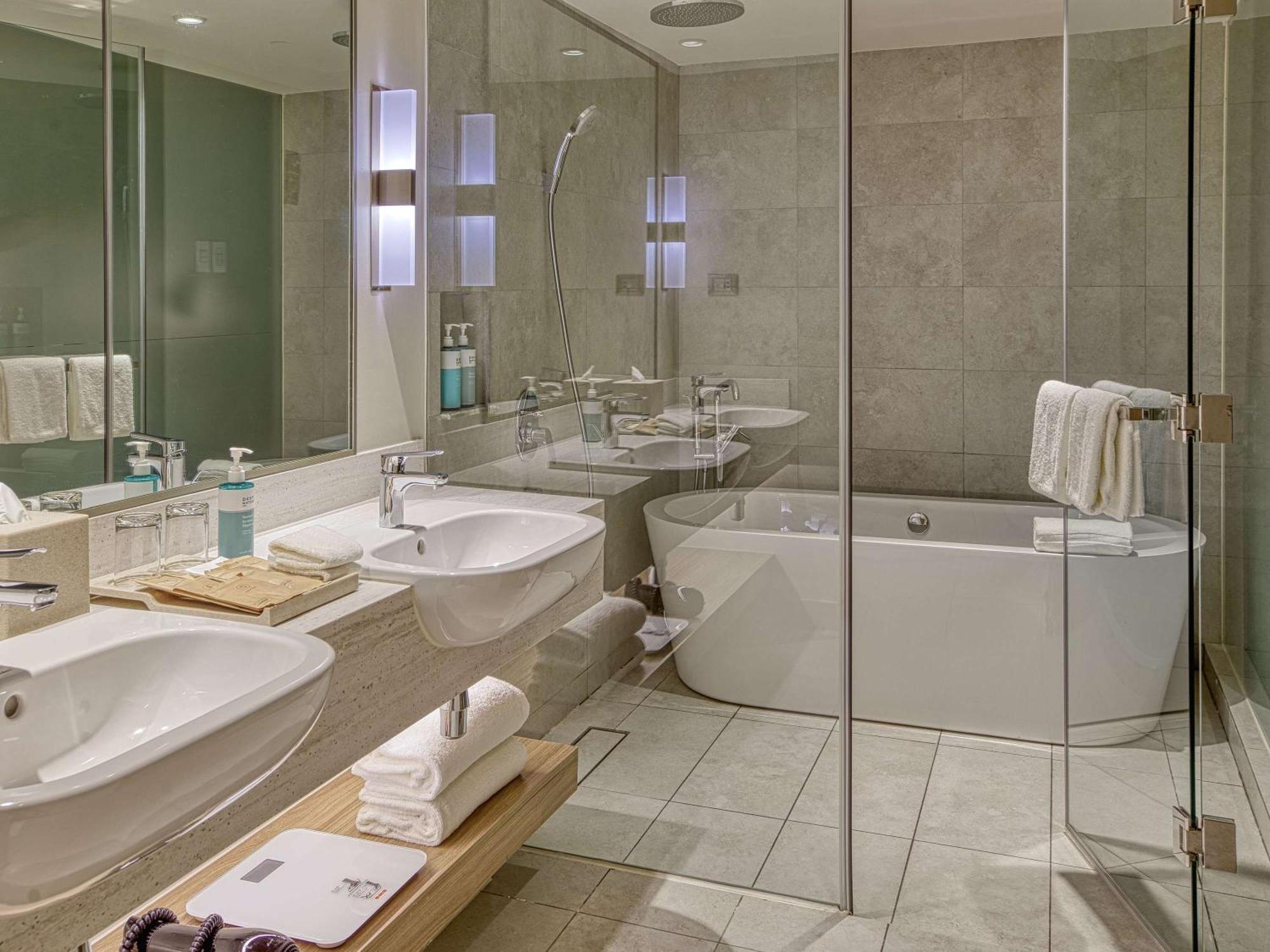 Novotel Suites Manila At Acqua Mandaluyong Exteriör bild