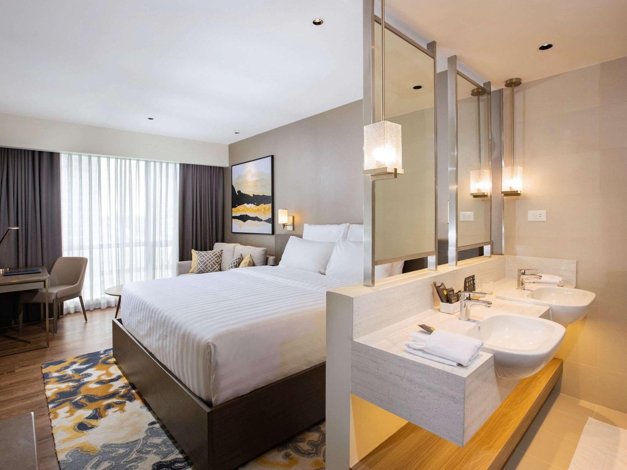 Novotel Suites Manila At Acqua Mandaluyong Exteriör bild