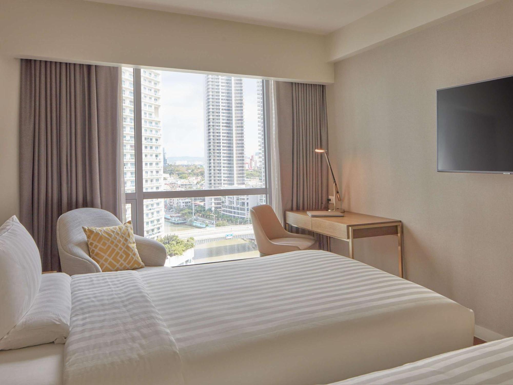 Novotel Suites Manila At Acqua Mandaluyong Exteriör bild